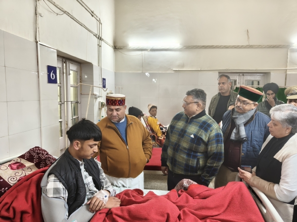 कांग्रेस प्रदेश अध्यक्ष विनय कुमार ने जाना हरिपुरधार बस हादसे के घायलों का हाल कांग्रेस प्रदेश अध्यक्ष विनय कुमार ने जाना हरिपुरधार बस हादसे के घायलों का हाल