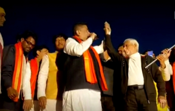 शुभेंदु अधिकारी अमल पंडा को बीजेपी में शामिल करते हुए