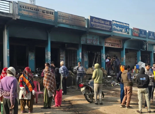 शॉर्ट सर्किट से तीन दुकानें जलकर खाक, 22 लाख का नुकसान