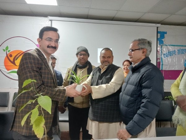 लोक खुशहाली चैरिटेबल ट्रस्ट के सभागार में आयोजित हरित चर्चा कार्यक्रम में प्रमुख वक्ता और सामाजिक संगठन के सदस्य पर्यावरण संरक्षण पर चर्चा करते हुए।