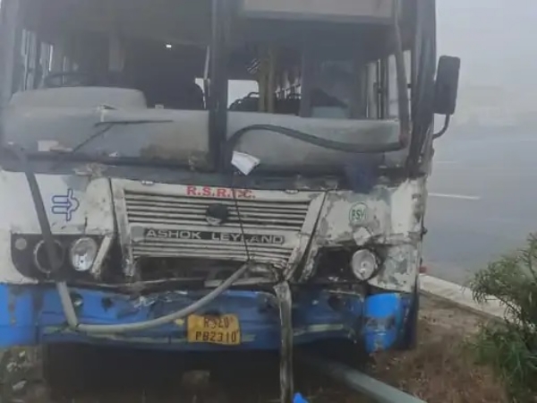 नेशनल हाईवे 48 पर पिकअप से टक्कर के बाद रोडवेज बस डिवाइडर पर चढ़कर रुक गई।