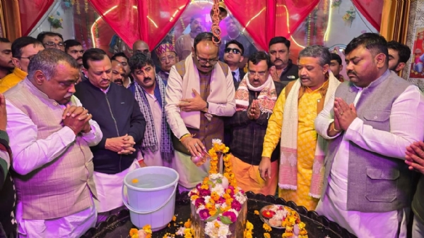 पूजन करते उपमुख्यमंत्री व अन्य