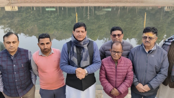 जानकारी देते हुए धूमन सिंह किरमीच