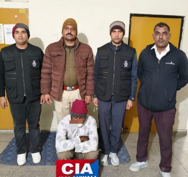 हेरोइन के साथ पकड़ा गया आरोपी।