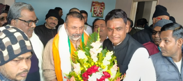 सांसद का स्वागत करते लोग