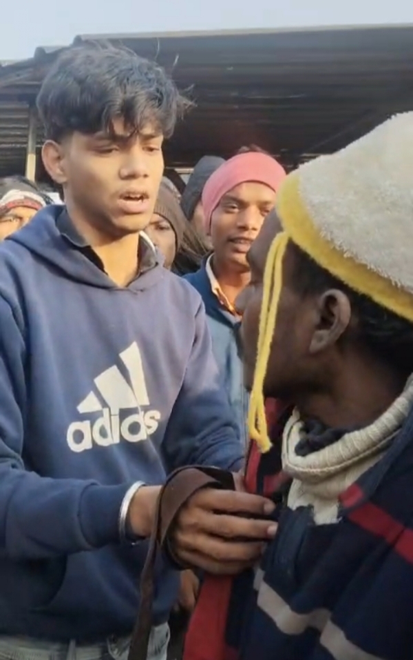 पिटाई करते युवक गण