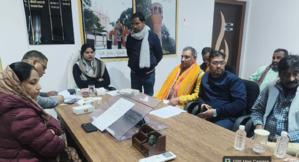 बैठक में शामिल मुख़्य पार्षद कमरून निशा