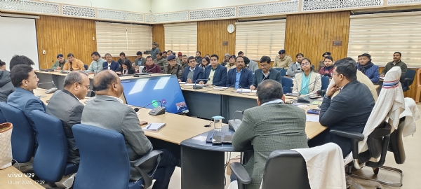 कार्यों की समीक्षा करते डीएम