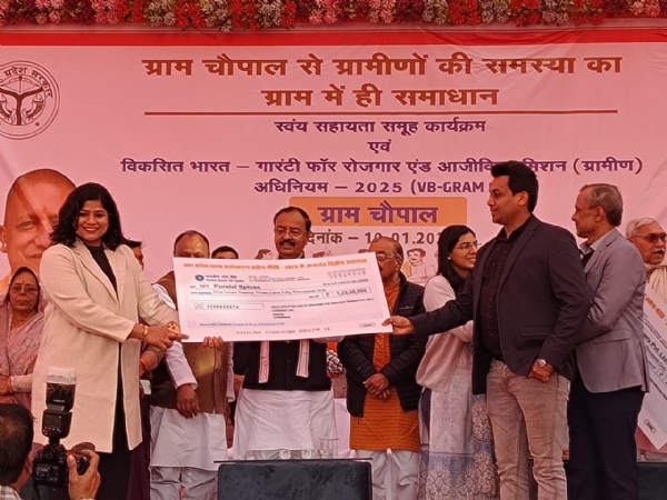 उपमुख्यमंत्री केशव प्रसाद मौर्य फरीदपुर के ग्राम लौंगपुर में आयोजित जन चौपाल में ग्रामीणों को संबोधित करते हुए तथा विभिन्न जनकल्याणकारी योजनाओं के लाभार्थियों को प्रमाण पत्र/आवास की चाबी प्रदान करते हुए।