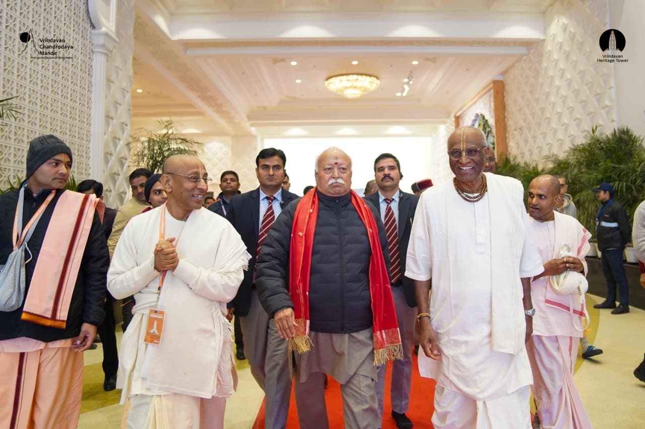 संघ प्रमुख माेहन भागवत चन्द्राेदय मंदिर में शिरकत करते हुए