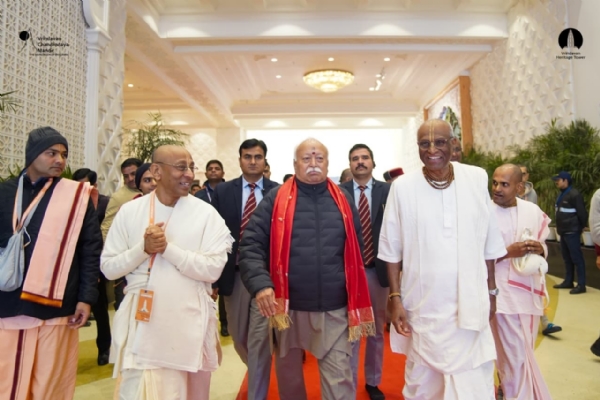 संघ प्रमुख माेहन भागवत चन्द्राेदय मंदिर में शिरकत करते हुए