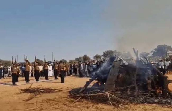 शहीद हीरालाल को सैन्य सम्मान के साथ अंतिम विदाई देते हुए सैनिक।