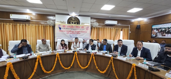 बैठक में भाग ले रहे मंत्री बैठक में भाग ले रहे मंत्री