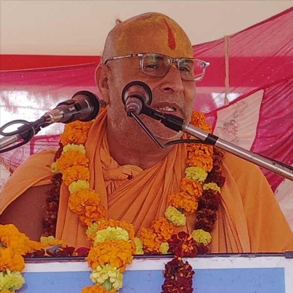 बरबटा गांव में रामकथा सुनाते  राममनोहर दास।