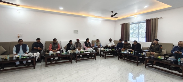 प्रभारी मंत्री ए के शर्मा अधिकारियों को आवश्यक निर्देश देते हुए