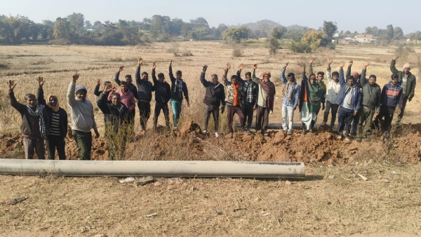 चेतमा में बैठक के बाद पाइप बिछाने के काम को रोकते ग्रामीण