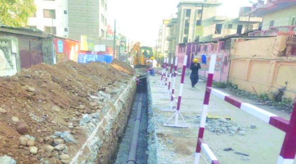प्रगति पर सीवर लाईन बिछाने का कार्य प्रगति पर सीवर लाईन बिछाने का कार्य