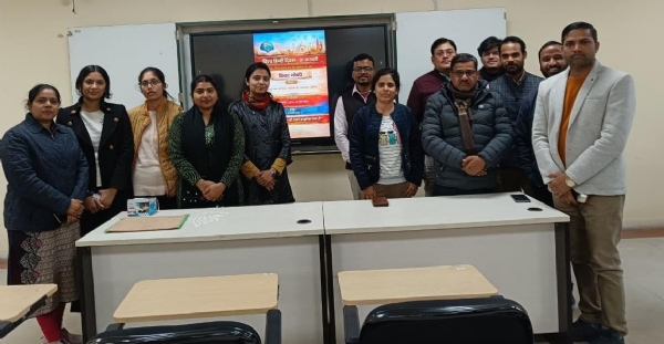 हिन्दी को सशक्त बनाने के लिए हमें उसकी भाषिक बारीकियां, संरचना व भावात्मक शक्ति को गहराई से समझना ज़रूरी