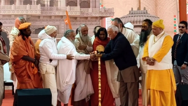 शुभारंभ संघ प्रमुख मोहन भागवत ने संतों के साथ दीप प्रज्वलन करते हुए शुभारंभ संघ प्रमुख मोहन भागवत ने संतों के साथ दीप प्रज्वलन करते हुए