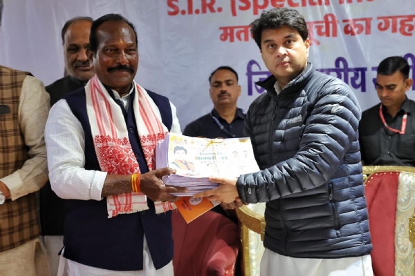 शिवपुरी में भाजपा नेताओं व कार्यकर्ताओं के साथ एसआईआर समीक्षा के दौरान कही बात