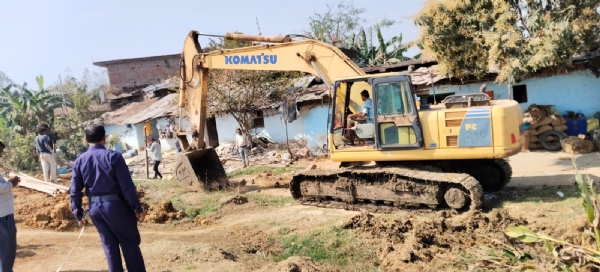 सेहराडबरी में बुलडोजर चलाकर अतिक्रमण हटाते हुए।