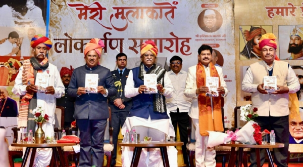 विधायक और वरिष्ठ पत्रकार गोपाल शर्मा की मेरी मुलाकाते पुस्तक का विधानसभा अध्यक्ष के साथ किया विमोचन किया