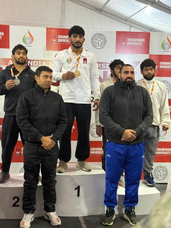 नवीन कुमार स्वर्ण पदक जीतने के बाद।