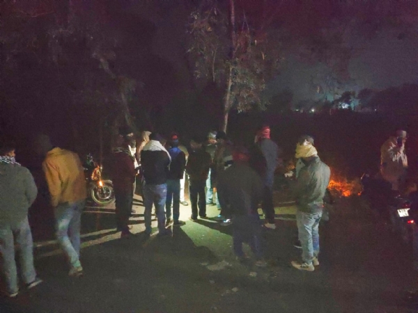 अररिया फोटो:रात में हादसे के बाद जमा भीड़