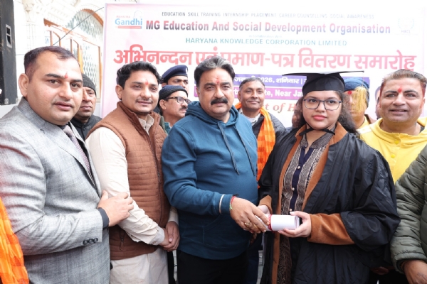 एआई लैब के शुभारंभ पर बच्चों को सर्टिफिकेट वितरित करते हुए डिप्टी स्पीकर डा. कृष्ण मिड्ढा।