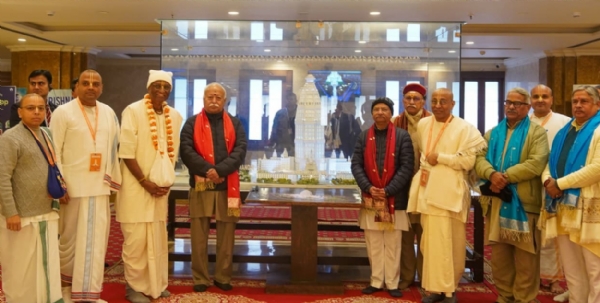 संघ प्रमुख माेहन भागवत चन्द्राेदय मंदिर में शिरकत करते हुए