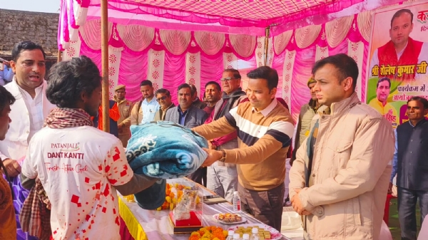 कंबल वितरण करते डीएम