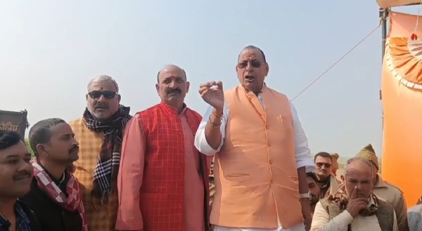 फसल क्षतिपूर्ति दिलाने के आश्वासन देते नगर विधायक रत्नाकर मिश्र व अन्य।