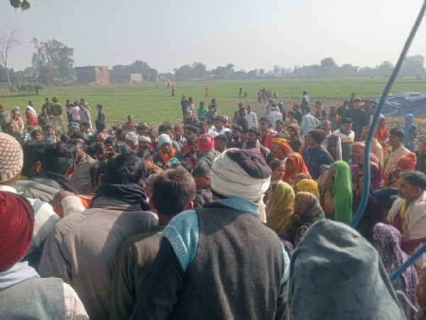 घटना स्थल पर मौजूद ग्रामीण।