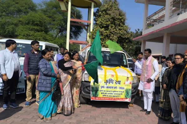 कृषक भ्रमण दल वाहन को हरी झंडी दिखाकर किया रवाना करते हुए मंत्री दिलीप अहिरवार कृषक भ्रमण दल वाहन को हरी झंडी दिखाकर किया रवाना करते हुए मंत्री दिलीप अहिरवार