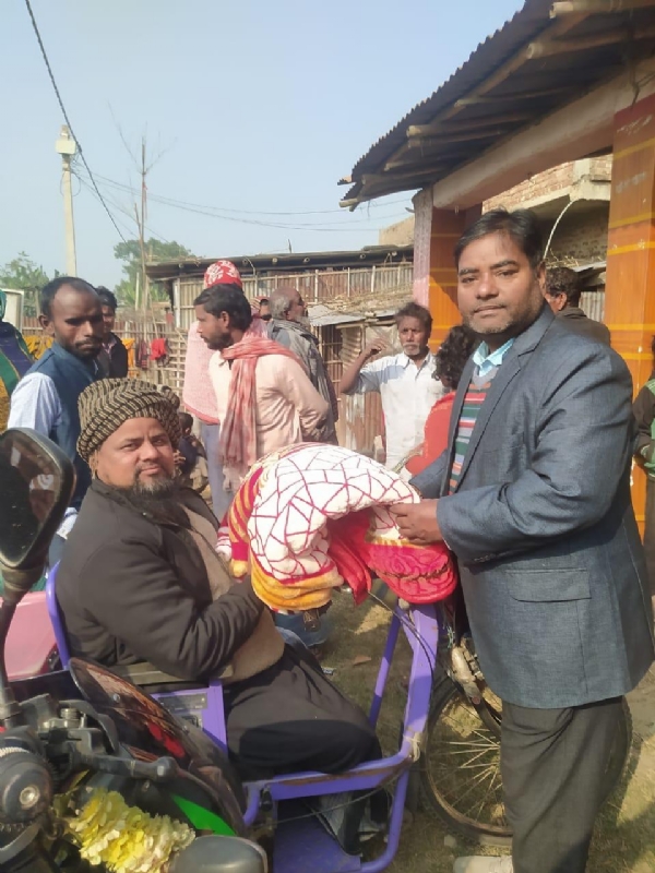 अररिया फोटो:दिव्यांजनों के बीच कंबल वितरित अररिया फोटो:दिव्यांजनों के बीच कंबल वितरित