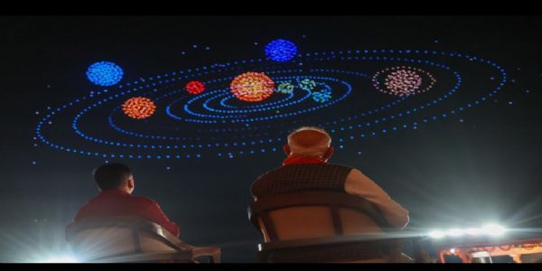 सोमनाथ मंदिर में ड्रोन शो का आनंद लेते हुए प्रधानमंत्री मोदी सोमनाथ मंदिर में ड्रोन शो का आनंद लेते हुए प्रधानमंत्री मोदी