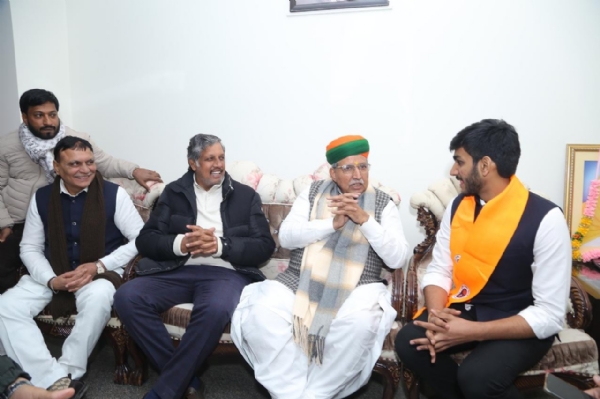 बहादुरगढ़ में आर्यन के घर केंद्रीय मंत्री अर्जुन राम मेघवाल। साथ मौजूद हैं विधायक राजेश जून व लोवा-17 के प्रधान अशोक मान।