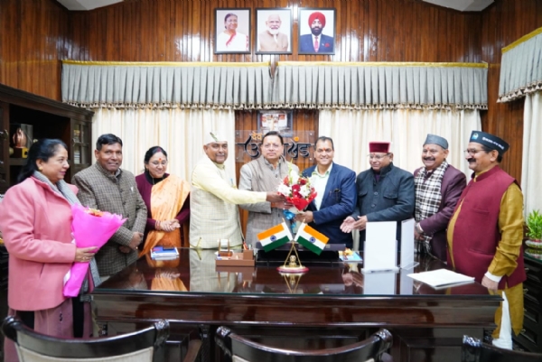 मुख्यमंत्री कैंप कार्यालय में कई विधायक मुख्यमंत्री से भेंट करते।