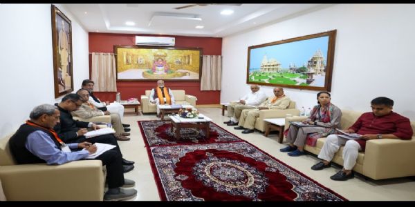 श्री सोमनाथ ट्रस्ट के सदस्यों के साथ बैठक करते हुए प्रधानमंत्री मोदी