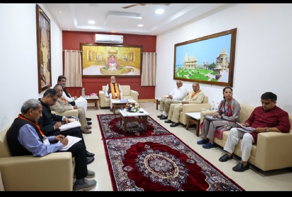 श्री सोमनाथ ट्रस्ट के सदस्यों के साथ बैठक करते हुए प्रधानमंत्री मोदी