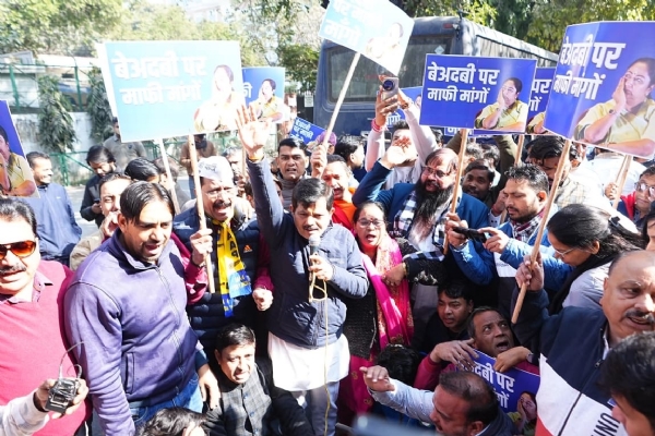 दिल्ली भाजपा कार्यालय के बाहर प्रदर्शन करते आआपा नेता