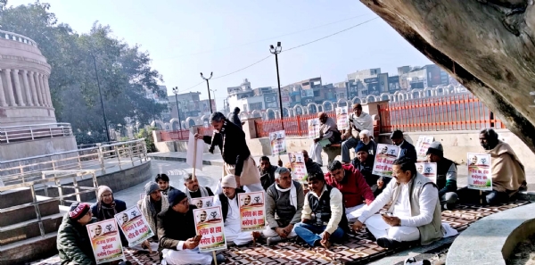 धरने पर बैठे कांग्रेस कार्यकर्ता। धरने पर बैठे कांग्रेस कार्यकर्ता।