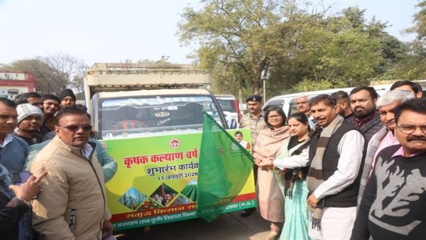 रथ को दिखाई गई हरी झंडी