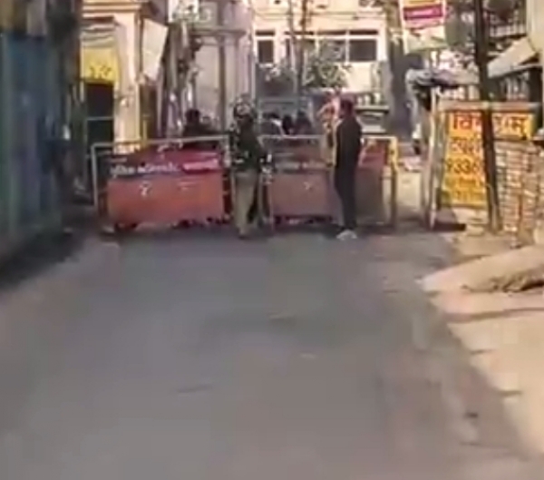 अजय राय के मकान के बाहर बैरिकेडिंग