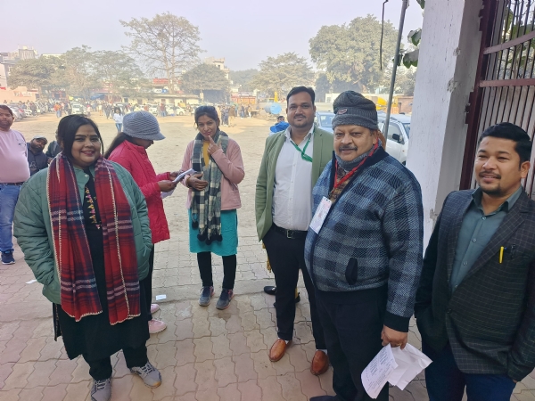 परीक्षा केंद्र पर बायोमीट्रिक जांच के बाद प्रवेश करतीं स्वास्थ्य कार्यकर्ता (महिला) मुख्य परीक्षा की अभ्यर्थी।