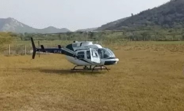 हेलिकॉप्टर की इमरजेंसी लैंडिंग हेलिकॉप्टर की इमरजेंसी लैंडिंग