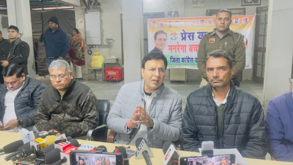 कैथल में अपने निवास किसान भवन में पत्रकारों से बातचीत करते कांग्रेस के राष्ट्रीय महासचिव राज्यसभा सदस्य रणदीप सिंह सुरजेवाला कैथल में अपने निवास किसान भवन में पत्रकारों से बातचीत करते कांग्रेस के राष्ट्रीय महासचिव राज्यसभा सदस्य रणदीप सिंह सुरजेवाला