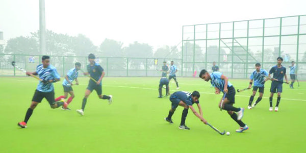 मैदान में खेलती टीमें