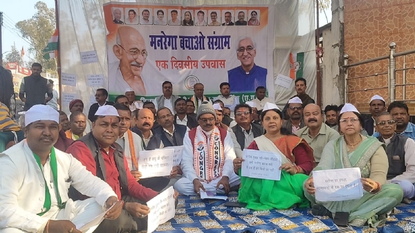 उपवास करते कांग्रेसी।