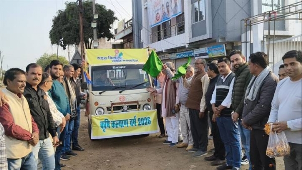 कृषि रथ को हरी झंडी दिखाकर रवाना किया गया।